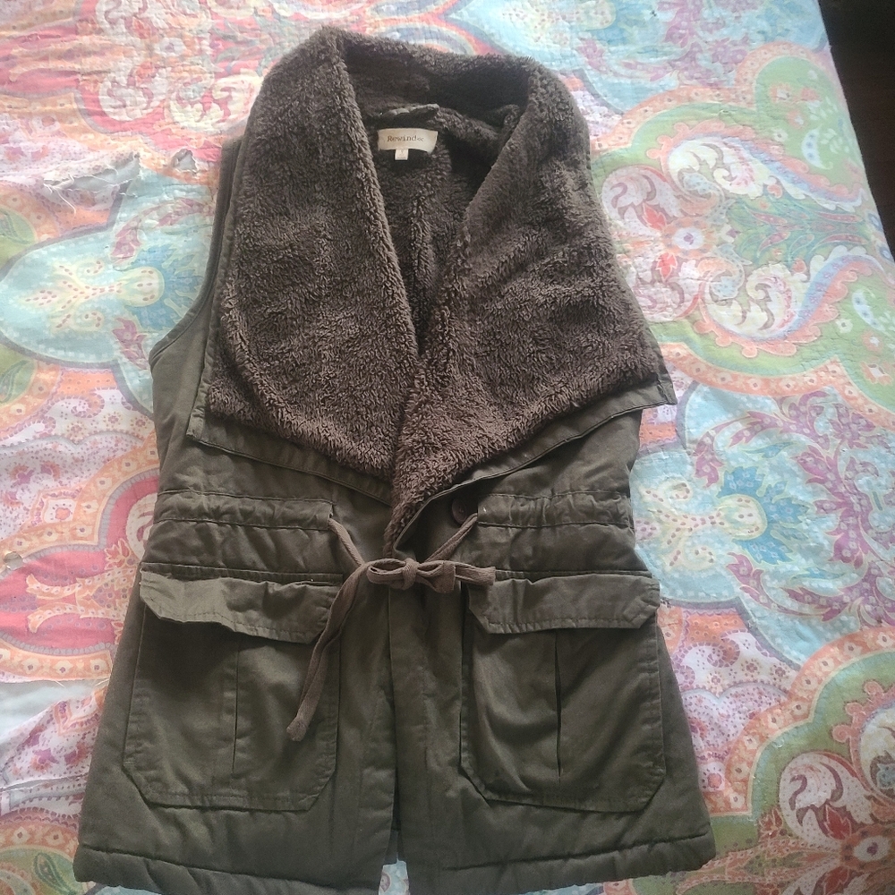 Rewind fleece/sherpa‎ lined vest Olive Green Small Drawstring Button Pockets